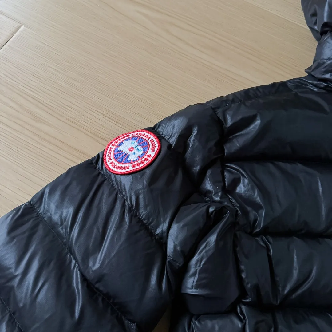 Style number: Y 76 top purchasing version 𝘾𝘼𝙉𝘼𝘿𝘼 𝙂𝙊𝙊𝙎𝙀/Canada Goose 2227 lightweight model. Super Lightweight, no weight on the upper body at all! Show more temperament‼ Canada Goose, a Canadian brand, has always been recognized as the warmest down jacket. Various Instagram celebrities, Internet celebrities, and celebrities often wear it for street photos. I make Canada Goose every year, but I still can’t get rid of my love for the goose. No matter how cold the winter is, there is no need to be afraid. Canada Goose is the legendary warmest down jacket and is known as a must-have for Arctic outdoor sports! The most popular down jacket in the world, celebrities are rushing to buy it, it is a must-have! Sizes: S-2XL Color: Silver Gray (Red Label) Silver Gray (Black Label), Black (Red Label), Black (Black Label), Dark Blue, Light Blue